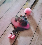 Pendentif Fantaisie Hippopotame en Tutu – Bijou Humour & Tendresse en Bois Découpé au Laser, Perles Roses et Pompon