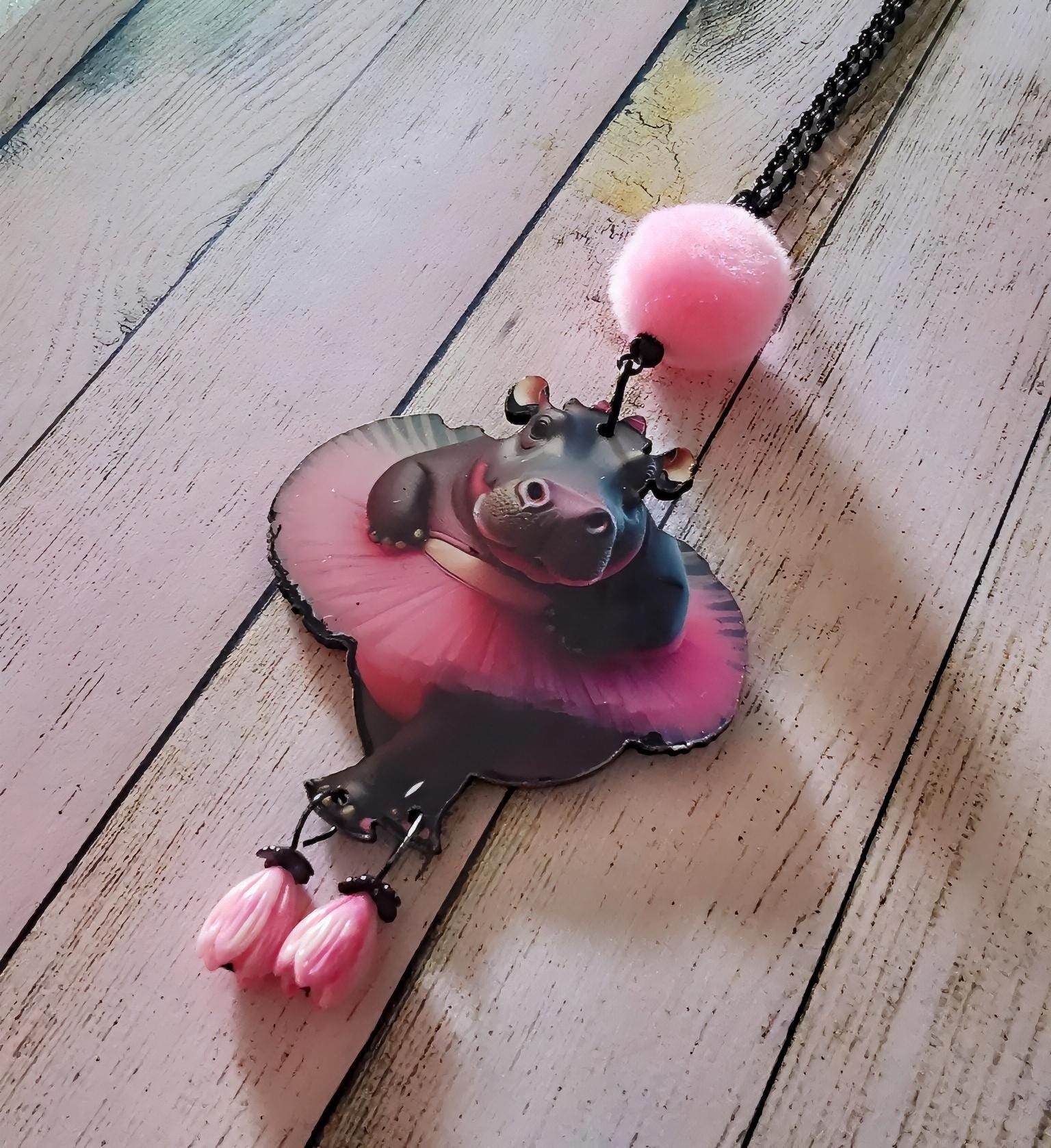 Pendentif Fantaisie Hippopotame en Tutu – Bijou Humour & Tendresse en Bois Découpé au Laser, Perles Roses et Pompon