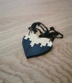 Pendentif en Bois en Forme de Coeur, Marqueterie de Paille Noir et Naturel, Silhouette de Buildings ou Art Abstrait, Découpe Laser de bois