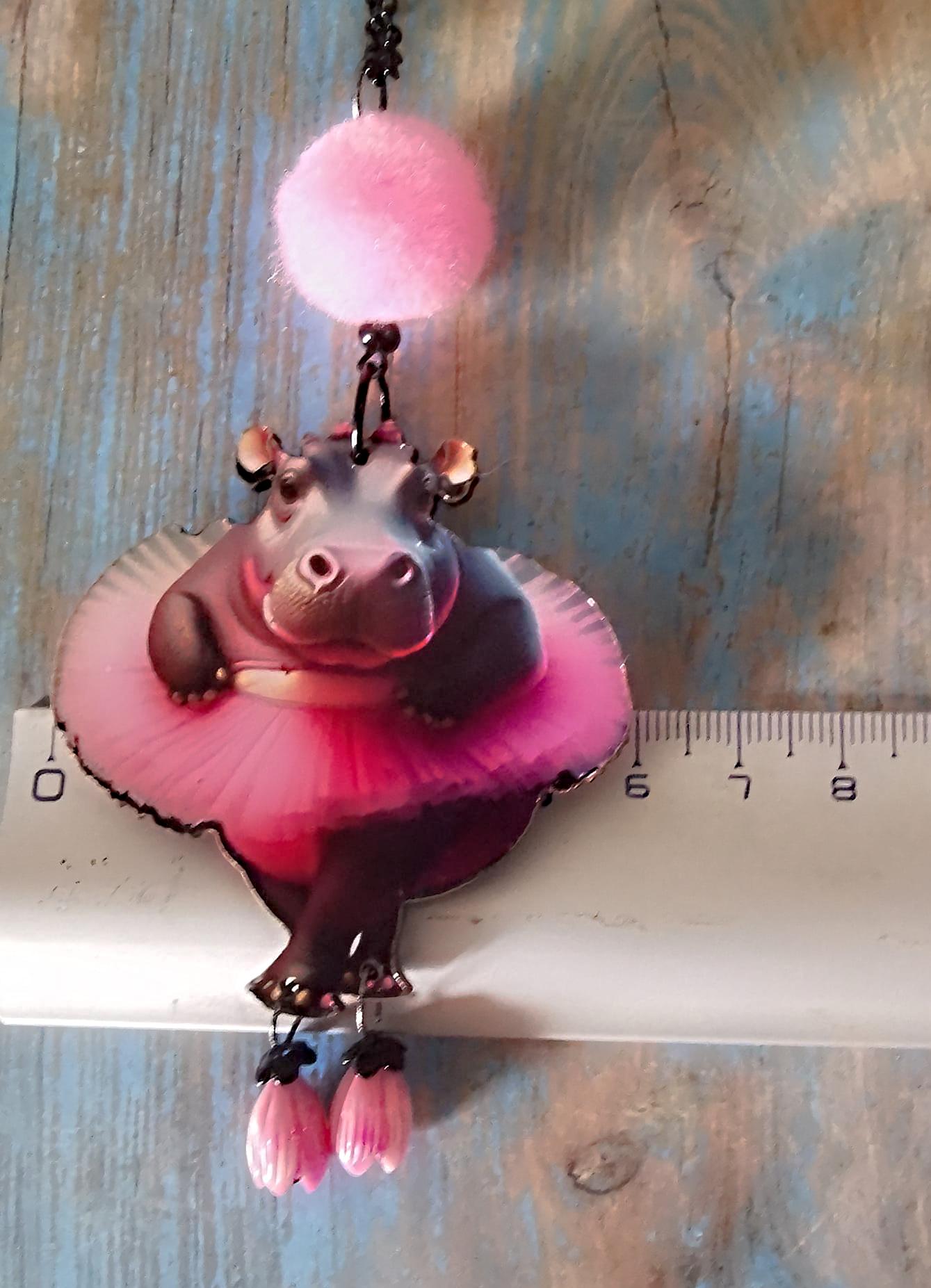 Pendentif Fantaisie Hippopotame en Tutu – Bijou Humour & Tendresse en Bois Découpé au Laser, Perles Roses et Pompon