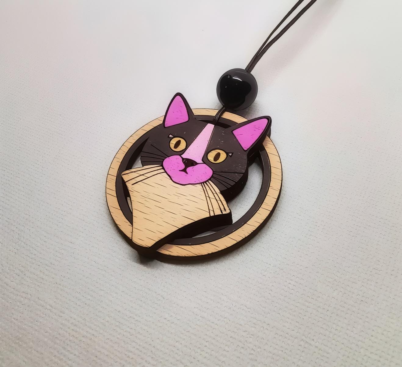 Pendentif Chat, découpe laser de bois, chaton noir, accessoire éco-responsable, bijou original.