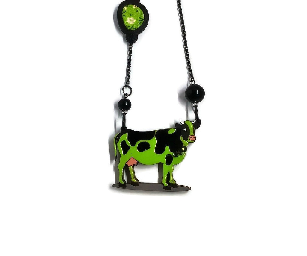 Pendentif Vache Verte, découpe de bois au laser, peinture et srass