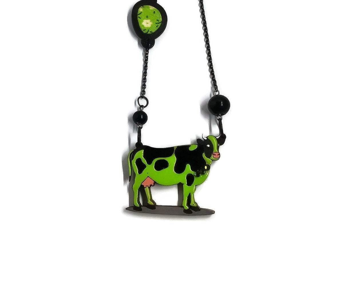 Pendentif Vache Verte, découpe de bois au laser, peinture et srass