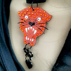Pendentif Tigre façon Old School Tattoo, découpe laser sur bois, strass