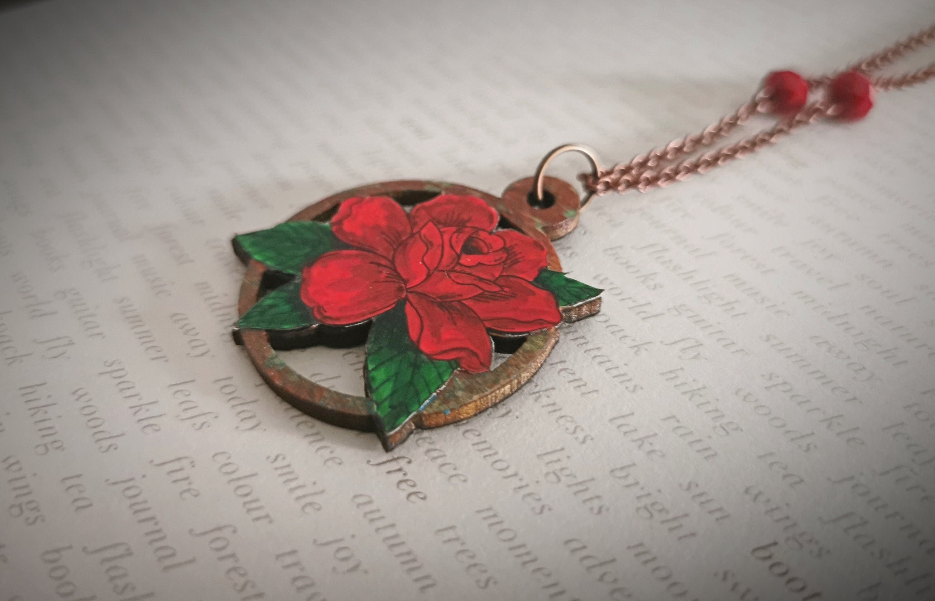 Pendentif rose rouge style Old School Tattoo, vintage et usé