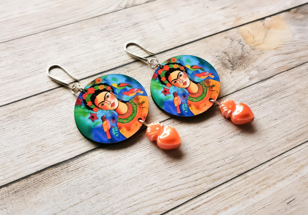 Boucles d'oreilles Frida Kahlo uniques – Art IA sur Bois, Découpe Laser, Coeur Sacré