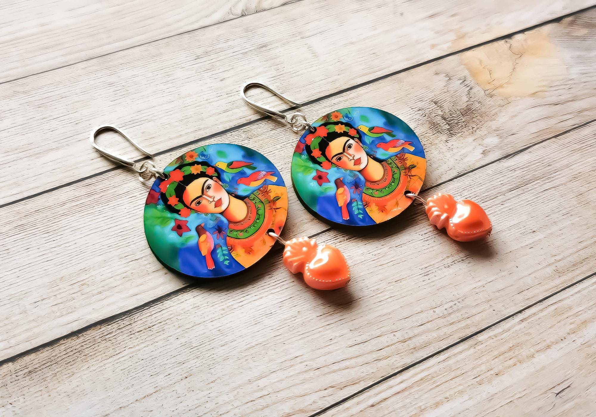 Boucles d'oreilles Frida Kahlo uniques – Art IA sur Bois, Découpe Laser, Coeur Sacré