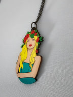 Pendentif en bois peint à la main - Femme à la couronne de roses - Art wearable