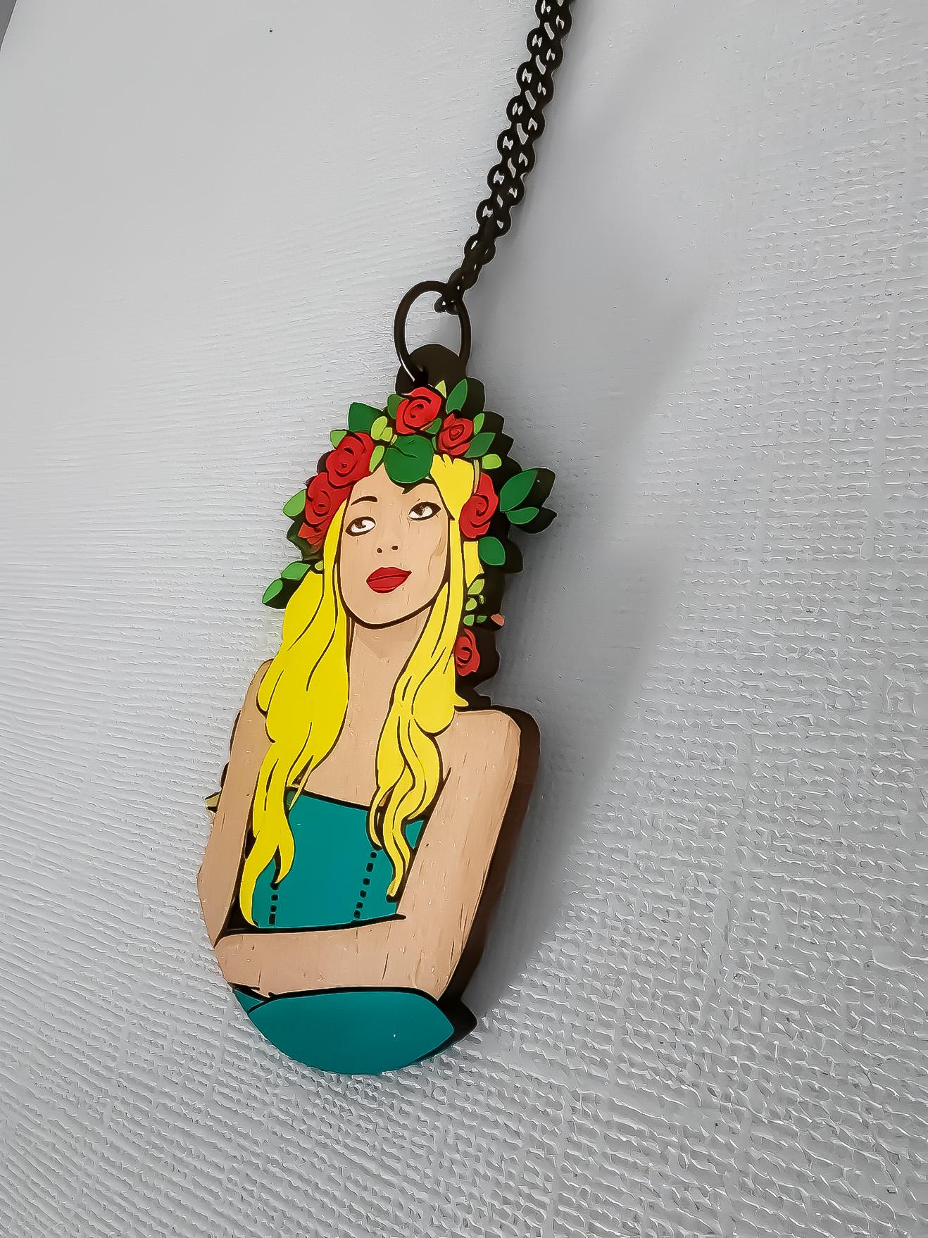 Pendentif en bois peint à la main - Femme à la couronne de roses - Art wearable