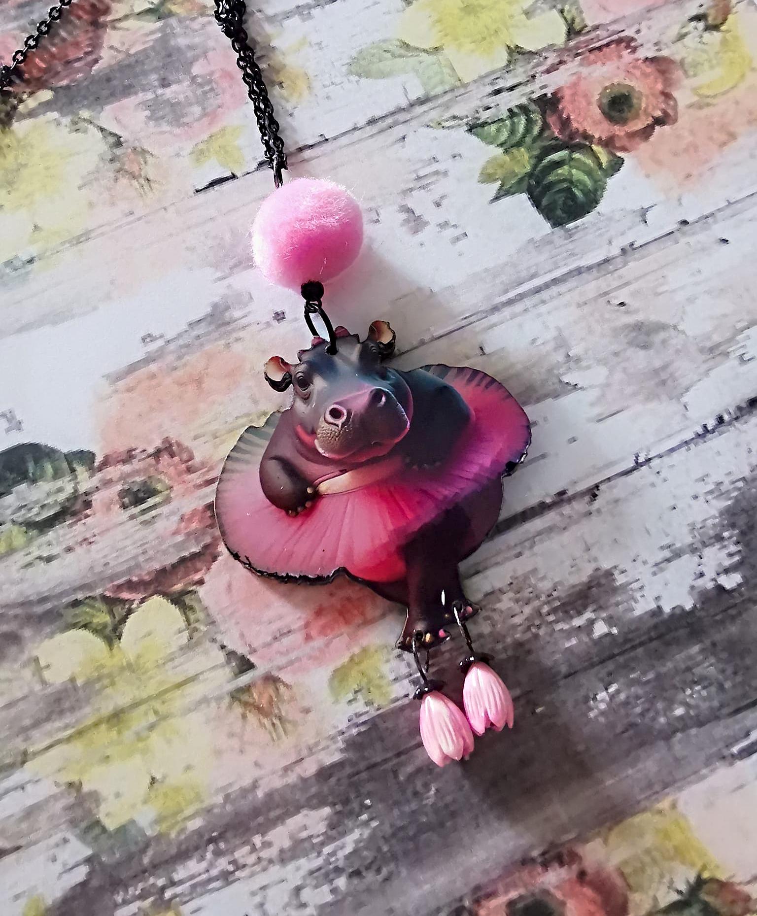Pendentif Fantaisie Hippopotame en Tutu – Bijou Humour & Tendresse en Bois Découpé au Laser, Perles Roses et Pompon