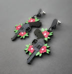 Boucles d'oreilles Pistolet et Fleurs, découpe laser sur bois, style tatouage