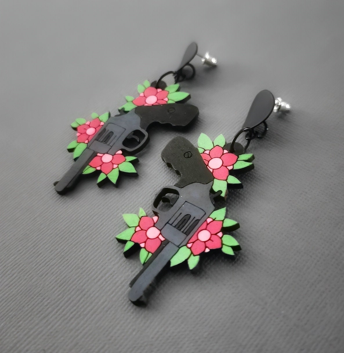 Boucles d'oreilles Pistolet et Fleurs, découpe laser sur bois, style tatouage
