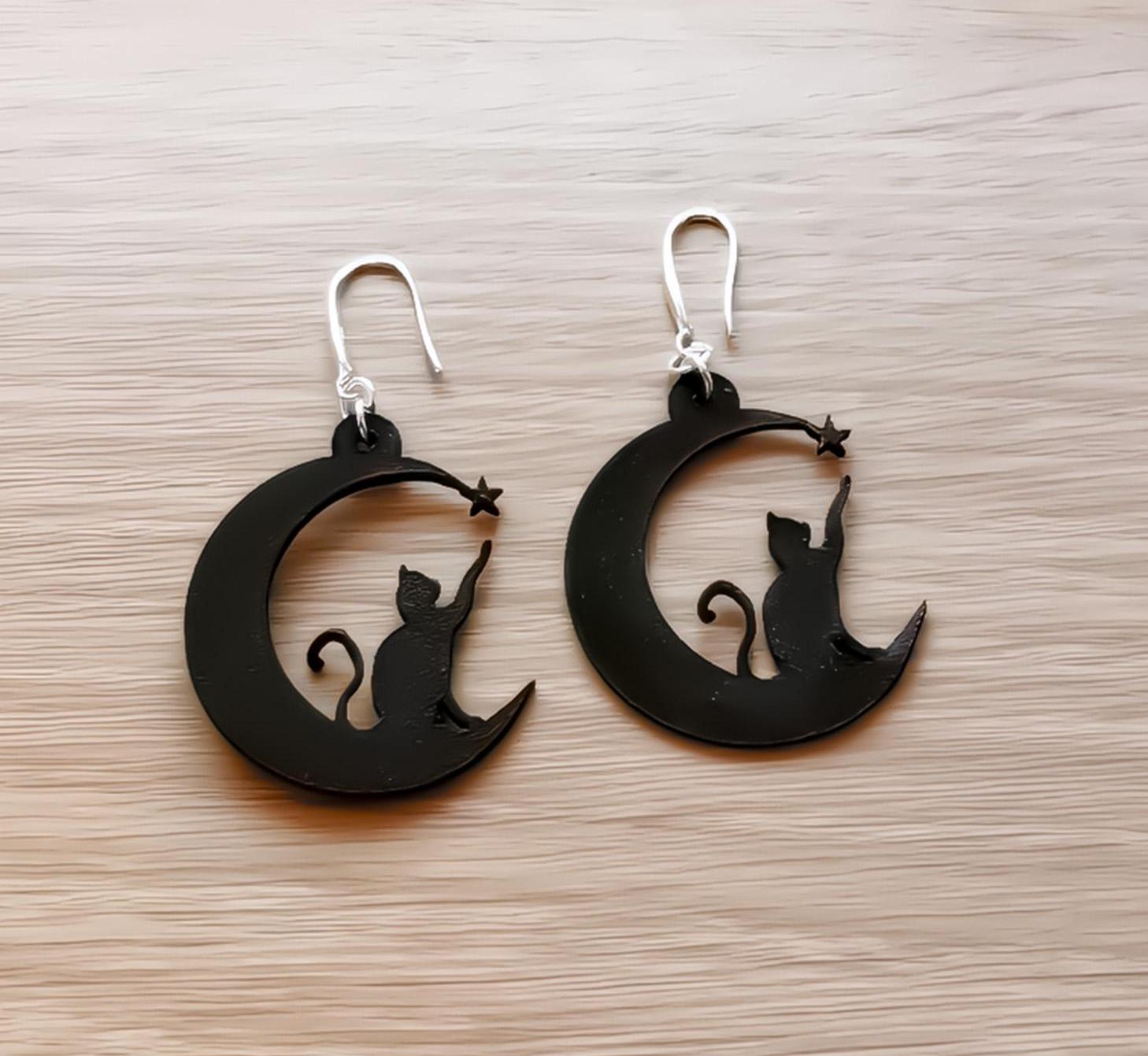 Boucles d’Oreilles Chat & Lune – Silhouette Féline Découpée au Laser