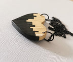 Pendentif en Bois en Forme de Coeur, Marqueterie de Paille Noir et Naturel, Silhouette de Buildings ou Art Abstrait, Découpe Laser de bois