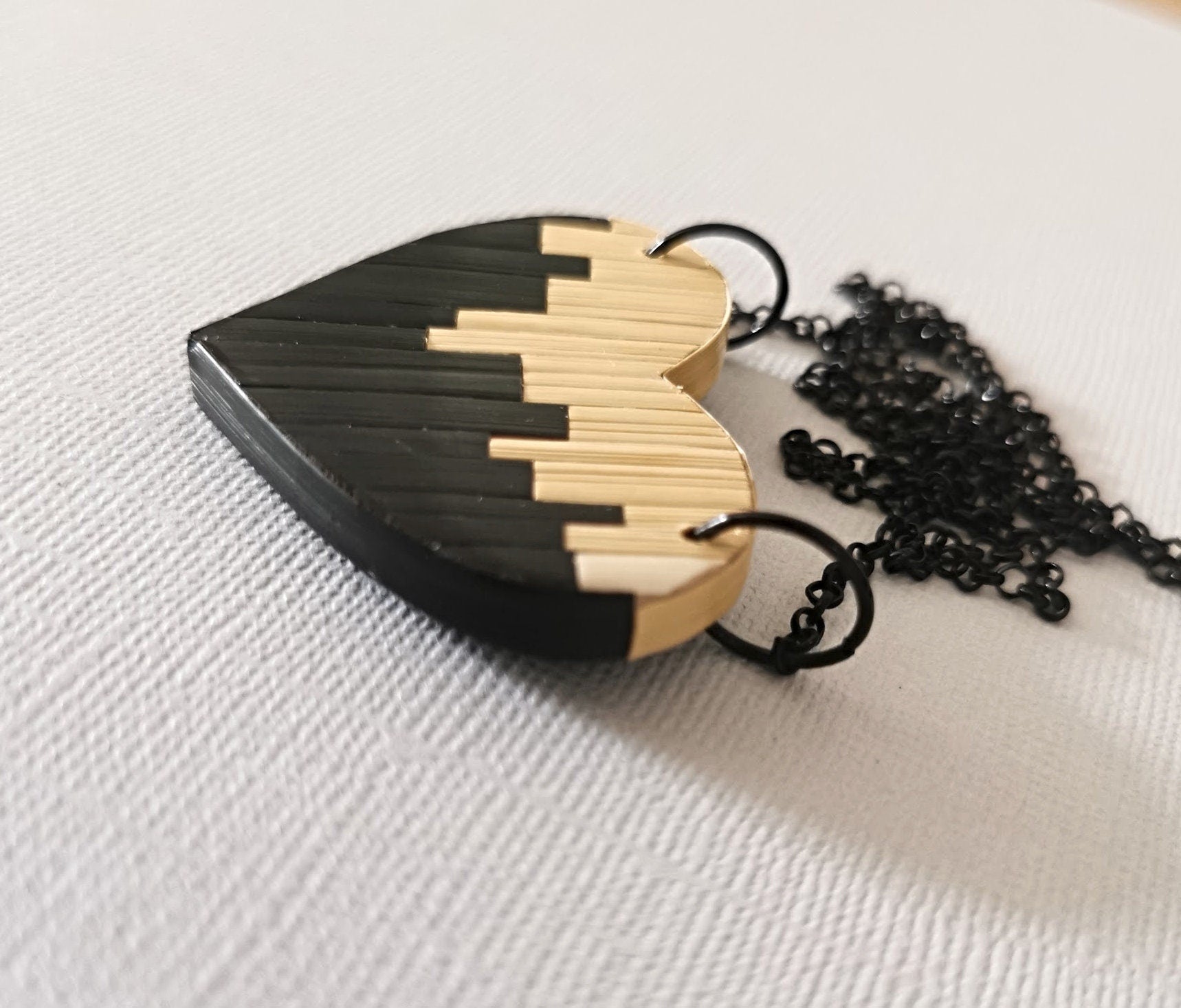 Pendentif en Bois en Forme de Coeur, Marqueterie de Paille Noir et Naturel, Silhouette de Buildings ou Art Abstrait, Découpe Laser de bois