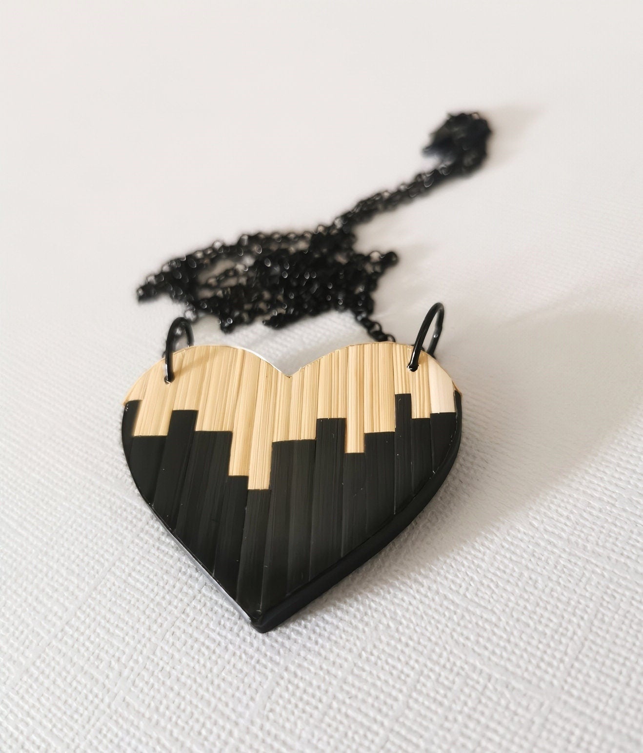 Pendentif en Bois en Forme de Coeur, Marqueterie de Paille Noir et Naturel, Silhouette de Buildings ou Art Abstrait, Découpe Laser de bois