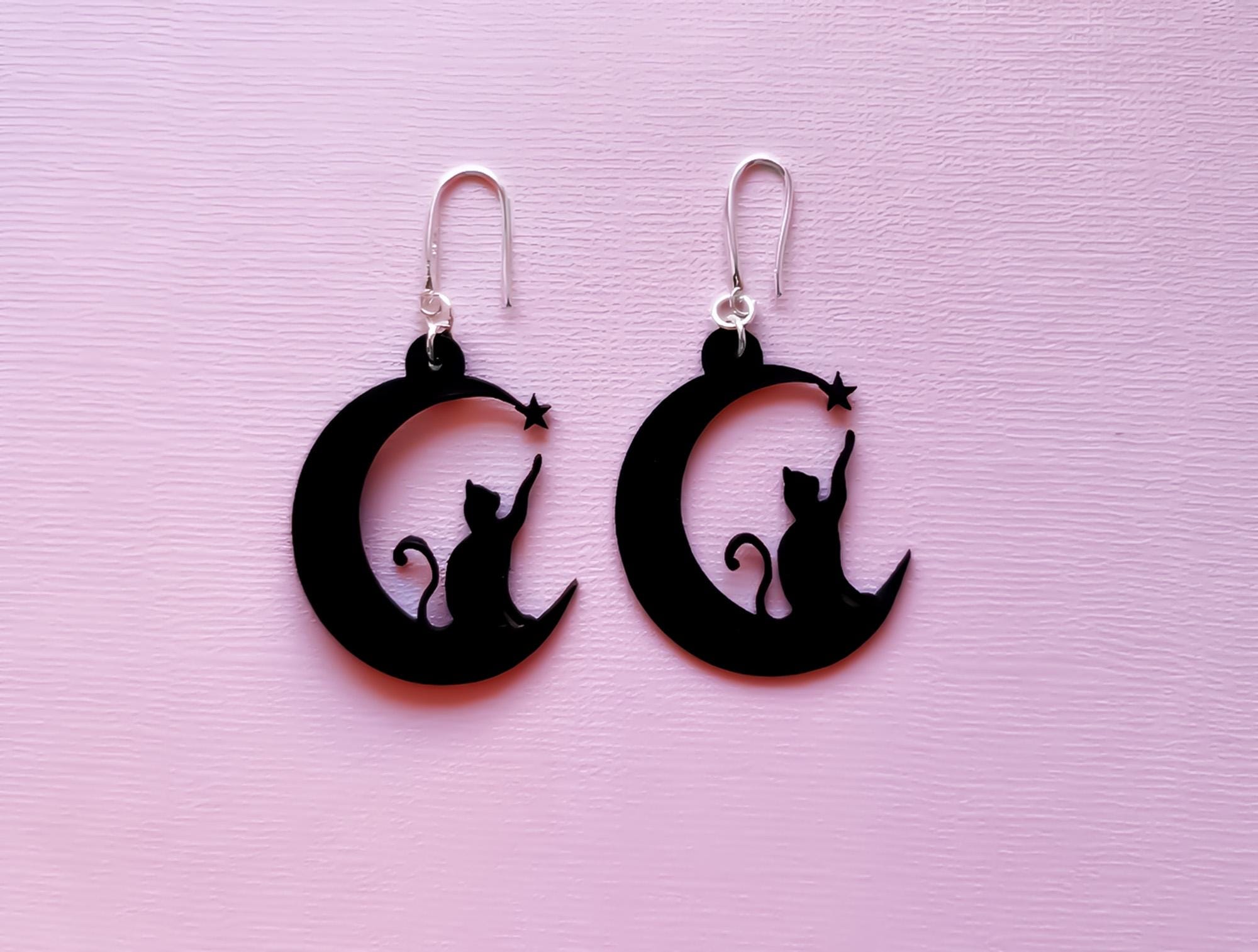 Boucles d’Oreilles Chat & Lune – Silhouette Féline Découpée au Laser