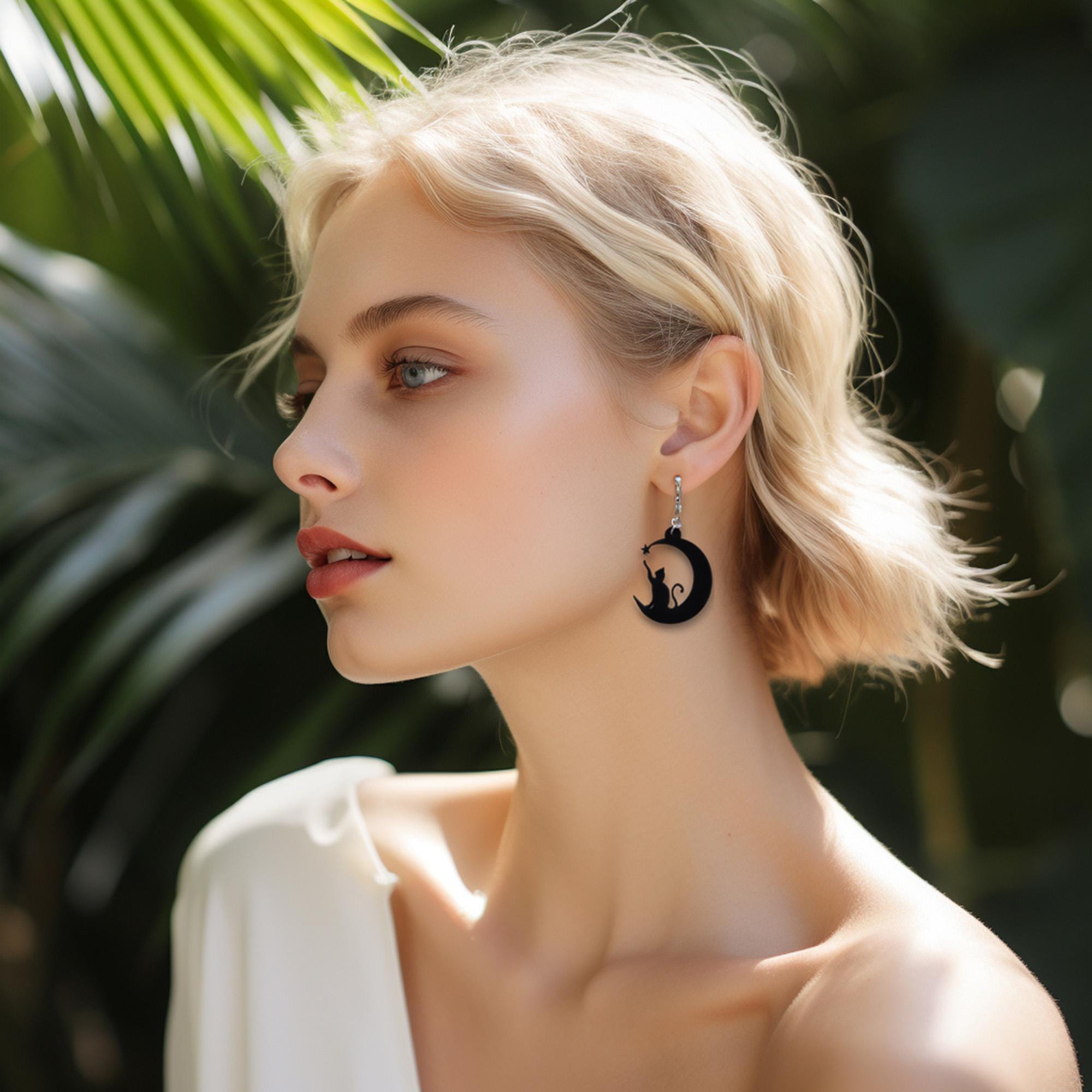 Boucles d’Oreilles Chat & Lune – Silhouette Féline Découpée au Laser