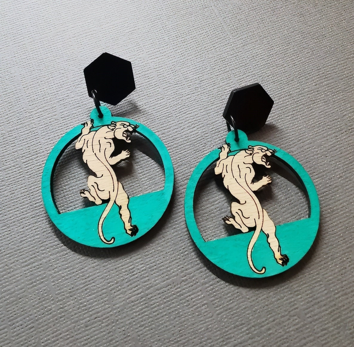 Boucles d'oreilles Léopard style tatouage, sur créole en bois de cerisier et découpé et gravé au laser