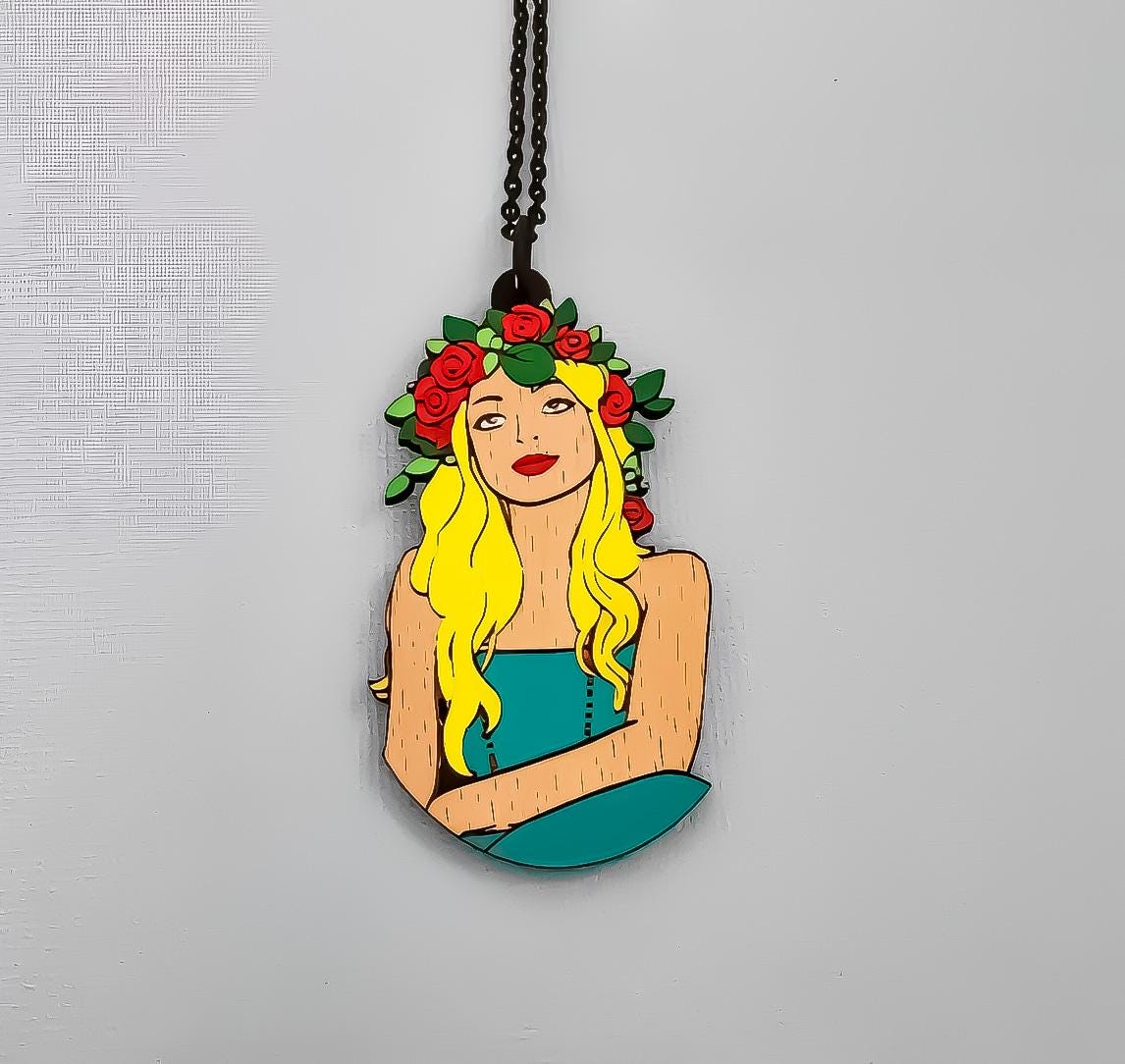 Pendentif en bois peint à la main - Femme à la couronne de roses - Art wearable