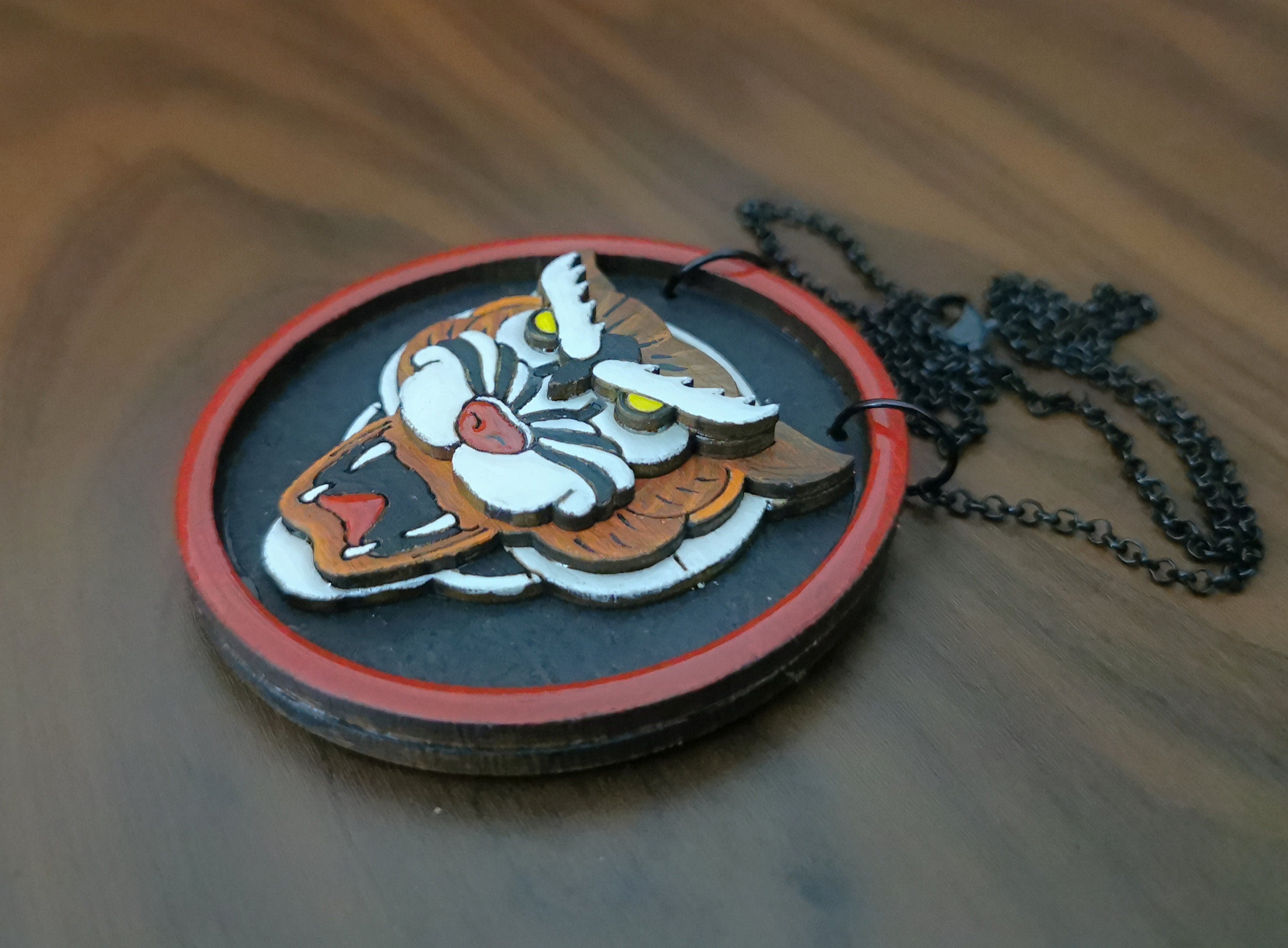 Pendentif Tigre Tattoo, Bois, en 3D et découpe laser, peinture, résine, tatouage old school, vintage