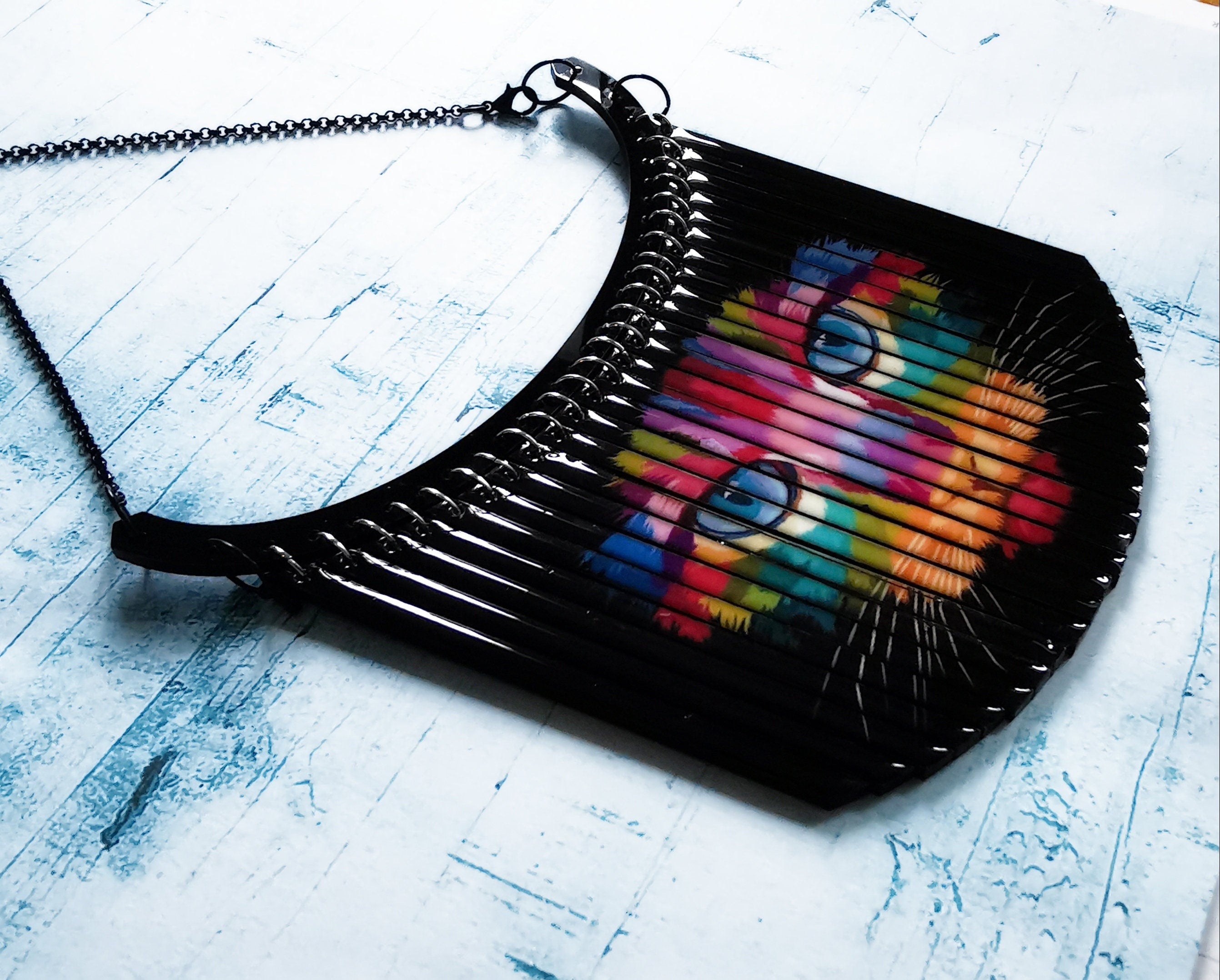 Collier Plastron Chat tout en couleurs, découpe laser de plexiglass et résine, tableau laqué